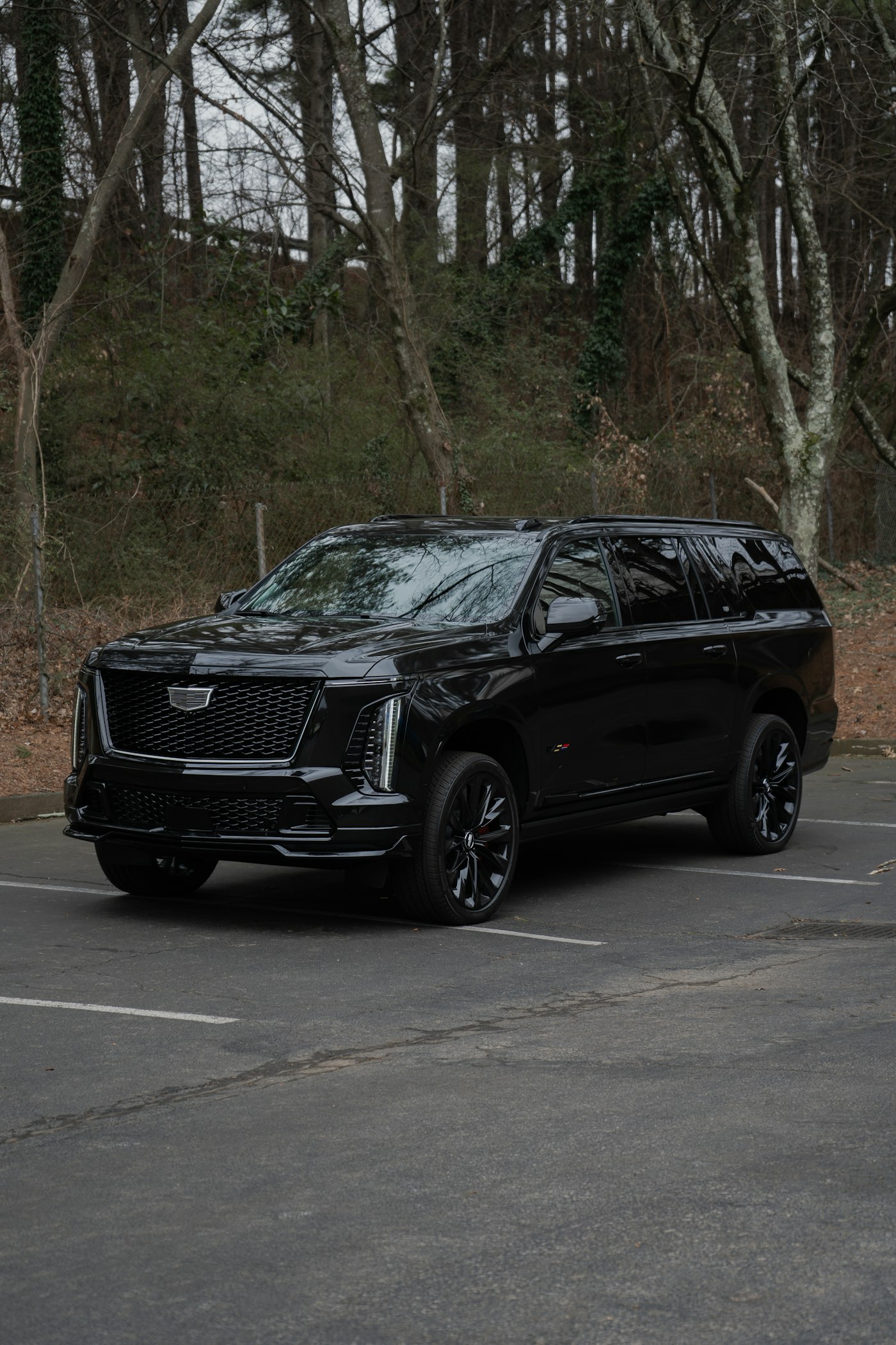 Black executive SUV ready for an airport transfer
